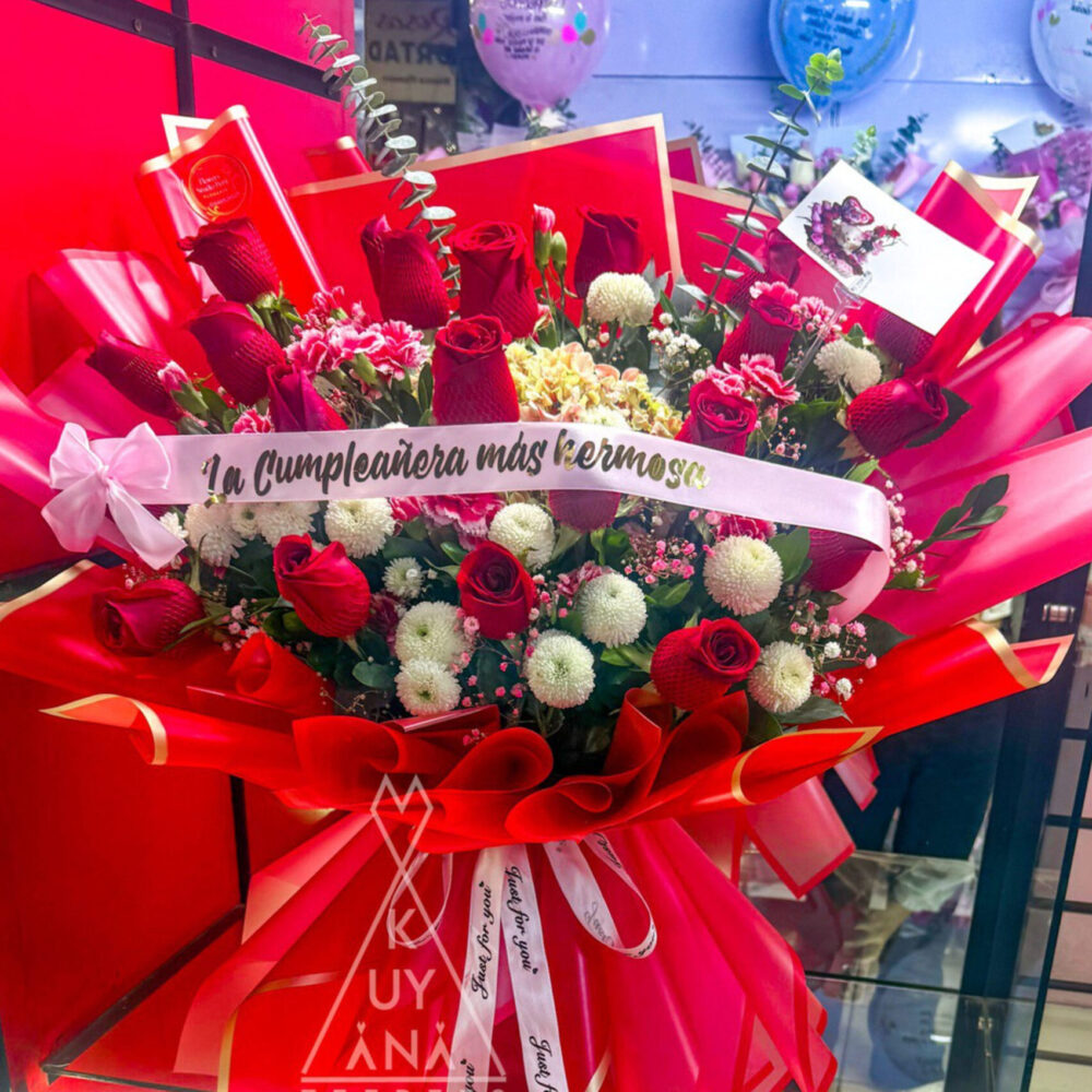 Arreglo 18 rosas + cinta con mensaje + flores secundarias