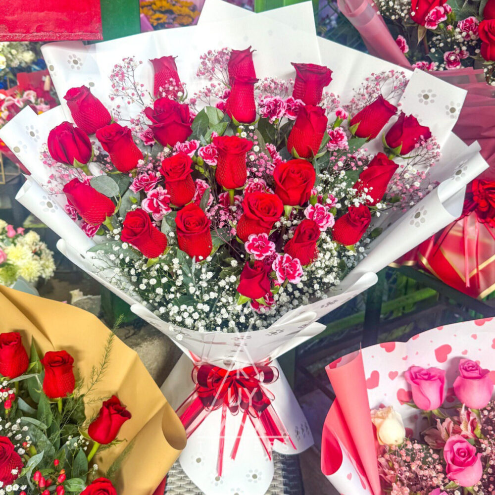 Arreglo de 24 rosas + follaje y flores secundarias