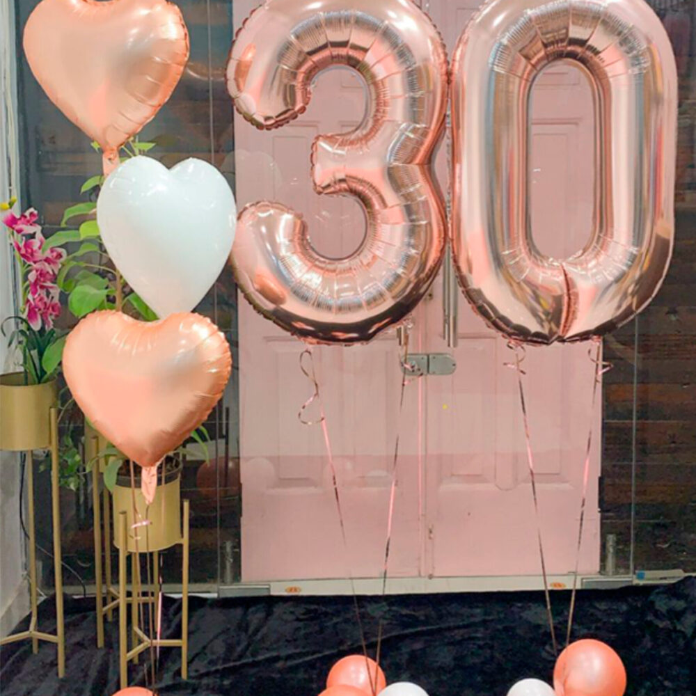 2 números metálicos HELIO 55cm + 3 globos metálicos en forma de corazón